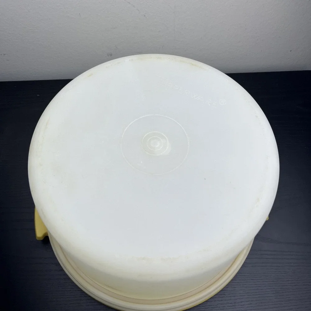 VTG Tupperware Yellow Round Cake Carrier Keeper Storage Container 684-8 683-8